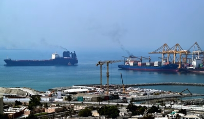 Iran, Oman Hold Talks to Reopen Strait of Hormuz as Trump Pauses Airstrikes